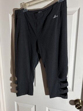 Spalding Dark Gray women’s' Capri Leggings Yoga Side Lattice Cutouts Size 1X